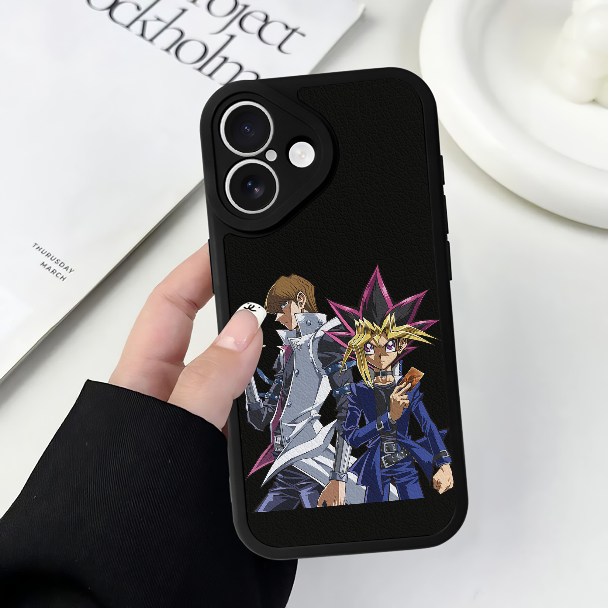 （画像用） 遊☆戯☆王 Yu-Gi-Oh! 【iPhone 16シリーズ対応】シリコンスマホケース（レザー調） 材質：シリコン
